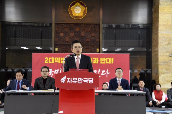 자유한국당 황교안 대표가 15일 국회 로텐더홀 농성장에서 열린 '문 정권 국정농단 3대 게이트 관련 기자회견'에서 발언하고 있다. 사진=박범준 기자