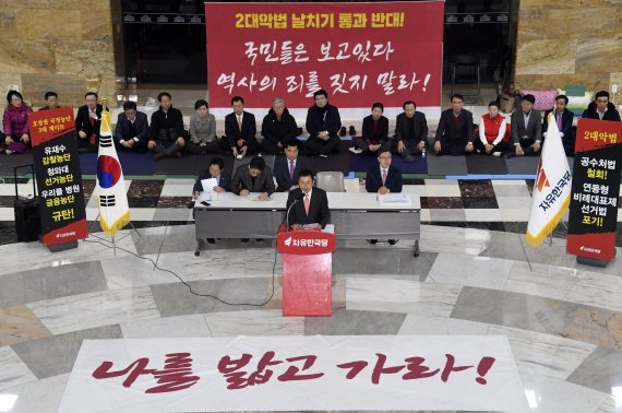 자유한국당 황교안 대표가 15일 국회 로텐더홀 농성장에서 열린 '문 정권 국정농단 3대 게이트 관련 기자회견'에서 발언하고 있다. 사진=박범준 기자