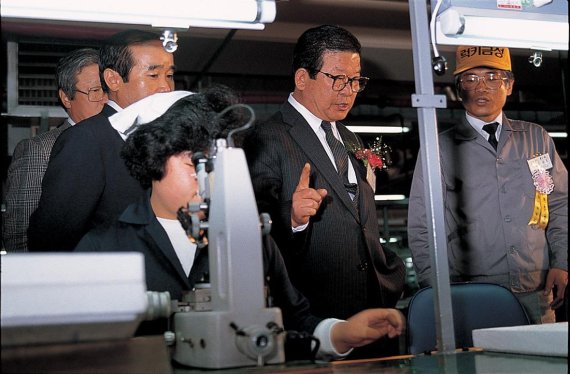1985년 금탑산업훈장 수훈 우리나라 최초의 제품시험연구소를 개설하고 국제적 수준의 16개 시험실을 갖춰 금성사 제품의 품질을 끌어올리는 견인차 역할을 하게 했다.