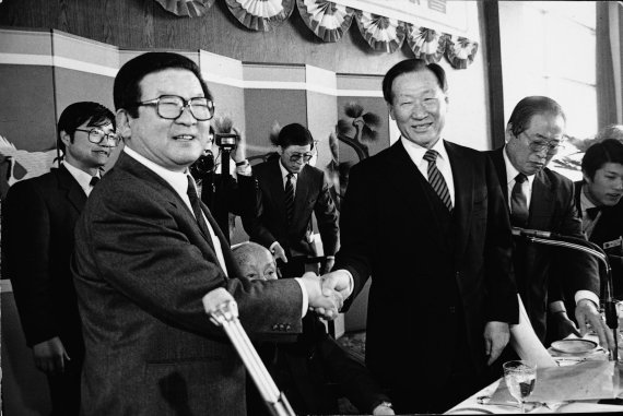 1987년 전국경제인연합회 제18대 회장 취임 구자경 명예회장(왼쪽)이 1987년 2월 제26차 전경련 정기총회에서 18대 회장에 추대된 후 정주영 전임 회장으로부터 축하를 받고 있다.