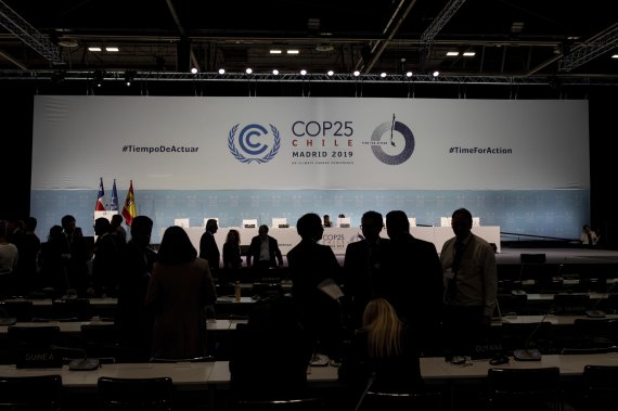 COP25 party members talk ahead of the closing plenary in Madrid, Sunday Dec. 15, 2019. (AP Photo/Bernat Armangue) /뉴시스/AP /사진=