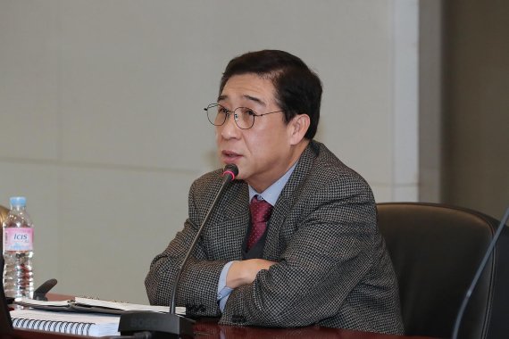 배재훈 현대상선 사장이 16일 연지동 사옥 대강당에서 열린 ‘2020년 영업전략회의’에서 "우리 모두의 지혜와 전략을 모아 2020년 순풍일 경우 효과를 극대화 하면서 역풍의 경우에도 대비할 수 있도록 면밀하고 철저히 준비하자”고 강조했다. /사진=현대상선