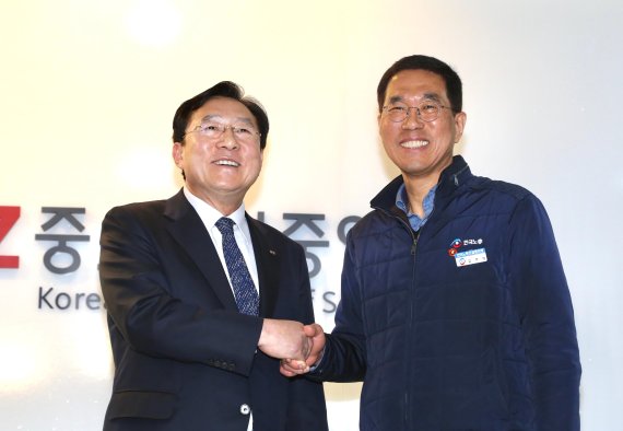 김기문 중기중앙회장(왼쪽)과 김주영 한국노총 위원장은 16일 서울 은행로 중기중앙회에서 만나 간담회를 열고 대·중소기업 상생협력 생태계 정착을 위한 공동사업을 협의했다. 중소기업중앙회 제공.