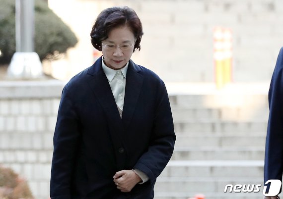 운전기사와 경비원에게 상습적으로 폭언·폭행한 혐의를 받는 고(故) 조양호 한진그룹 회장의 부인 이명희 전 일우재단 이사장이 16일 오전 서울 서초동 서울중앙지법에서 열린 첫 재판에 출석하고 있다./사진=뉴스1