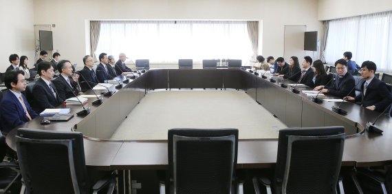 16일 일본 도쿄 경제산업성에서 열린 한일 무역당국간 정책대화. 널찍하고 잘 정돈된 회의실이 눈에 들어온다. 사진=산업통상자원부 제공.