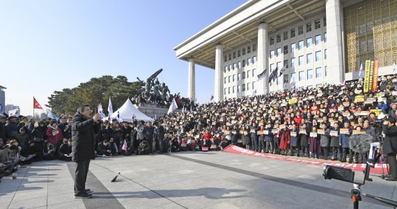 자유한국당 황교안 대표가 16일 서울 여의도 국회 본청 계단앞에서 열린 공수처법 선거법 날치기 저지 규탄대회에 참석해 '공수처법 반대', '연동형 비례대표제 반대'에 관하여 발언을 하고 있다. 사진=박범준 기자