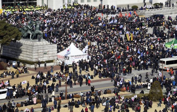 보수단체 회원들이 16일 서울 여의도 국회 본청 계단앞에서 열린 공수처법 선거법 날치기 저지 규탄대회에 참석해 '공수처법 반대', '연동형 비례대표제 반대' 등이 적힌 손 피켓을 들고 구호를 외치고 있다. 사진=박범준 기자