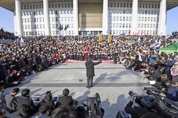 자유한국당 황교안 대표가 16일 서울 여의도 국회 본청 계단앞에서 열린 공수처법 선거법 날치기 저지 규탄대회에 참석해 '공수처법 반대', '연동형 비례대표제 반대'에 관하여 발언을 하고 있다. 사진=박범준 기자