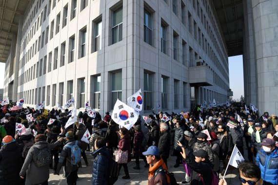 16일 오후 서울 여의도 국회에서 공수처법 선거법 날치기 저지 규탄대회' 참가자들이 공수처 반대를 외치며 본청 주위를 돌고 있다. 사진=박범준 기자