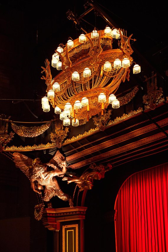 경매 물건으로 나온 부서진 샹들리에가 객석 1열로부터 12.5m 높이의 극장 천장에 매달리는 순간, 과거로의 시간여행이 시작된다.