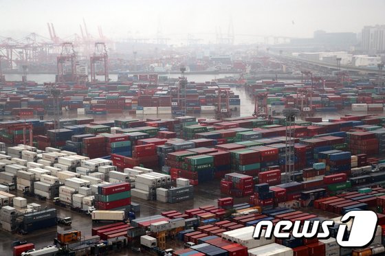 한국 3년연속 무역 1조달러 돌파…전 세계 9개국 불과