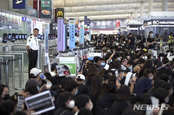 [올댓차이나] 시위사태 장기화 홍콩 국제공항 11월 여객수 16.2% 격감