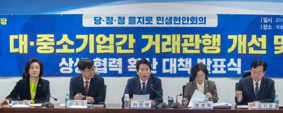 이인영 더불어민주당 원내대표가 16일 오전 서울 여의도 국회 의원회관에서 열린 당·정·청 을지로 민생현안회의 '대·중소기업간 거래관계 개선 및 상생 협력 확산 대책 발표식'에서 모두발언을 하고 있다. 사진=박범준 기자