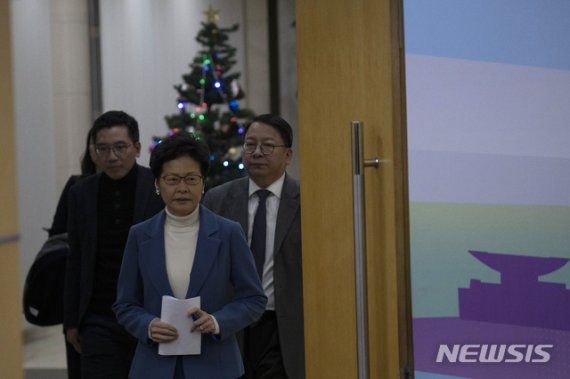 [홍콩=AP/뉴시스] 홍콩의 캐리 람 행정장관이 16일 베이징을 방문해 리커창 총리 및 시진핑 주석과 만난 후 기자회견 장으로 들어서고 있다. 2019. 12. 16.