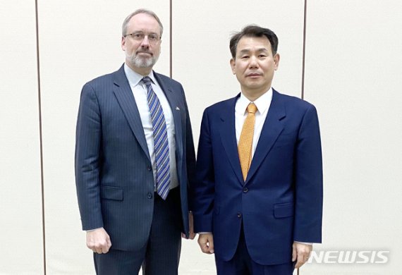 정은보 한·미 방위비분담협상대사(오른쪽)와 제임스 드하트 미국 국무부 방위비분담협상대표(정치군사국 선임보좌관)가 서울에서 열렸던 지난 5차 회의 당시 만나 기념사진 촬영을 하고 있다. /사진=뉴시스