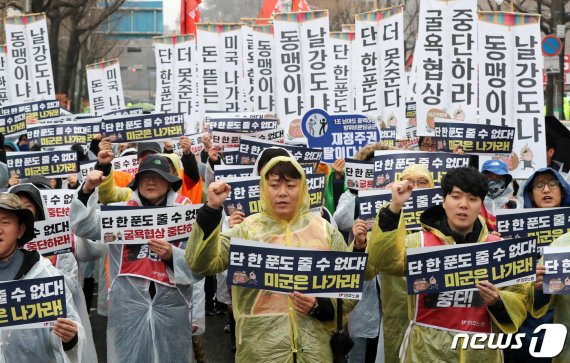 민주노총 조합원과 민중당 당원들이 17일 제5차 한미 방위비 분담금 협상이 열린 서울 동대문구 한국국방연구원 앞에서 집회를 갖고 방위비 분담 인상을 강요하는 미국 규탄과 졸속 협상 타결 중단을 촉구하고 있다. 2019.12.17/뉴스1 © News1 박세연 기자 /사진=뉴스1