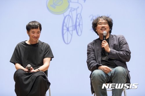 【제천=뉴시스】이성기 기자 = 지난 14일 오후 8시 충북 제천시 문화회관에서 영화 '옥자'의 봉준호(오른쪽) 감독과 정재일 음악감독이 관객과 이야기를 나누고 있다.2017.08.15(사진=제천국제음악영화제 조직위 제공) sklee@newsis.com