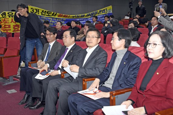 황교안 자유한국당 대표가 17일 서울 여의도 국회 의원회관 제2소회의실에서 자유한국당 김현아 박성중 의원 주최로 열린 문재인 정부 부동산 정책 진단 토론회에 참석해 축사를 마치고 자리하고 있다. 오른쪽 부터 김현아 의원, 조경태 최고위원, 황교안 대표, 박성중 의원. 사진=박범준 기자