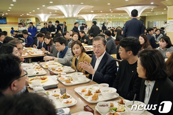 문재인 대통령이 지난해 말 서울 구로구 에이스하이엔드타워 구내식당을 찾아 직장인들과 점심식사를 하고 있다. 뉴스1 제공