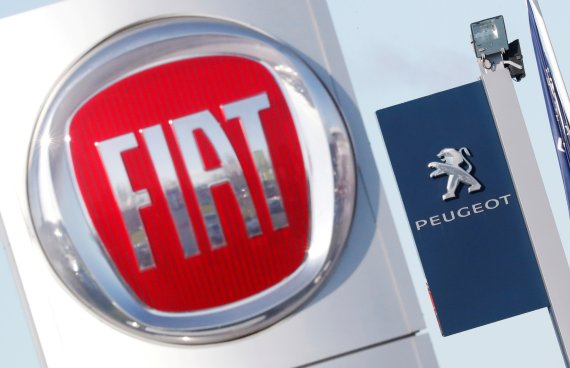 FILE PHOTO: The logos of car manufacturers Fiat and Peugeot are seen in front of dealerships of the companies in Saint-Nazaire, France, November 8, 2019. REUTERS/Stephane Mahe/File Photo /REUTERS/뉴스1 /사진=