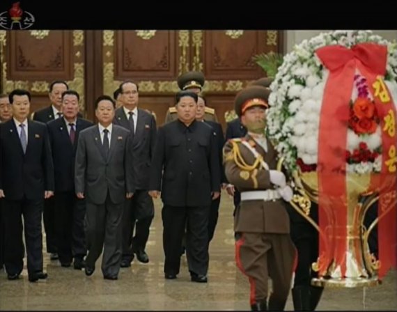 김정은 금수산태양궁전 참배/김정은 북한 국무위원장이 김정일 국방위원장 사망 8주기를 맞아 노동당 간부들과 함께 금수산태양궁전을 참배했다고 조선중앙TV가 17일 보도했다. 뉴스1