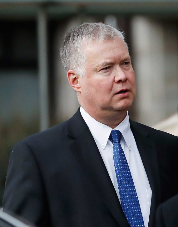 굳은 표정의 비건/스티븐 비건 미국 국무부 부장관 지명자 겸 대북정책특별대표가 17일 서울 연세로 연세대학교에서 열린 강연을 마친 후 차에 탑승하고 있다. 뉴시스