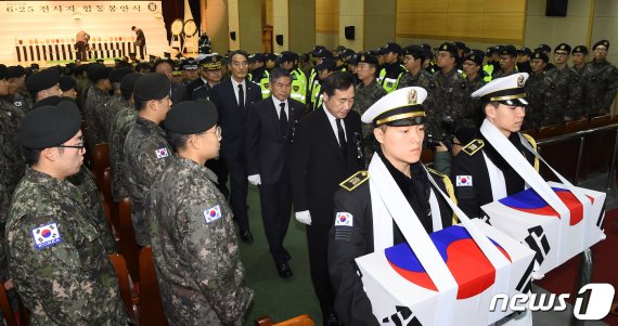 美 하와이서 6.25 전사자 유해 120구 봉환...6.25전쟁 70주년 맞아