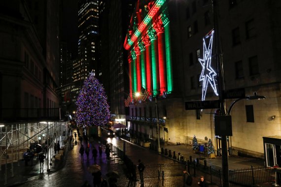 A Christmas tree is seen outside the New York Stock Exchange (NYSE) in the financial district in New York, U.S., December 17, 2019. REUTERS/Brendan McDermid /REUTERS/뉴스1 /사진=