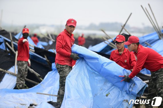 해병 2사단 부대원들이 태풍 '링링' 피해 복구 작전을 펼치고 있다. /뉴스1 DB