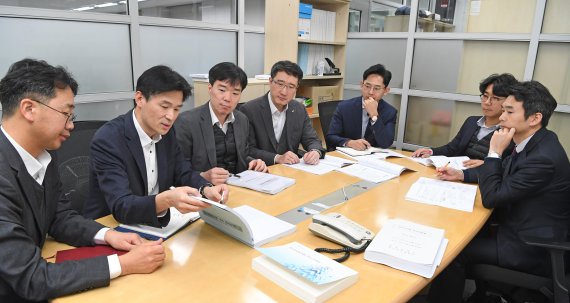 한국거래소에서 회의를 하고 있는 코스닥시장본부 상장관리부 직원들 사진=김범석 기자