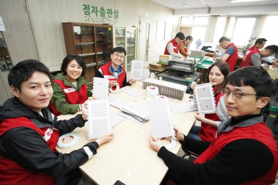 LG전자 임직원 20여명은 지난 4월 장애인의 날을 기념해 서울 강동구에 있는 한국시각장애인 복지관을 방문해 시각장애인용 TV를 기증하고 점자판을 만드는 봉사활동을 진행했다. LG전자 제공