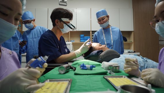한국전자통신연구원 연구진이 개발한 기술을 바탕으로 의료진(경북대 김문규 교수) 실제 이식 수술에 활용을 하고 있다. 한국전자통신연구원 제공