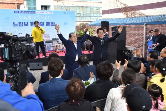 ▲ 지난 4월 27일 오거돈 부산시장이 김영록 전남도지사와 함께 ‘목표에서 부산 경전선 영원 열차체험 행사’를 개최 할 당시 모습. 부산시 제공