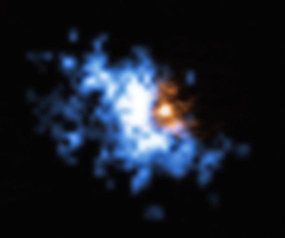 전파망원경 '알마(ALMA)'와 초거대망원경(VLT)의 3차원 광시야 분광관측기 'MUSE'를 사용해 촬영한 초기 은하의 이미지다. 파란색으로 보이는 공간은 수소 가스가 가득한 헤일로이고 그 중심에 퀘이사가 있으며 퀘이사 안에는 초거대질량 블랙홀이 위치해 있다. ESO 제공