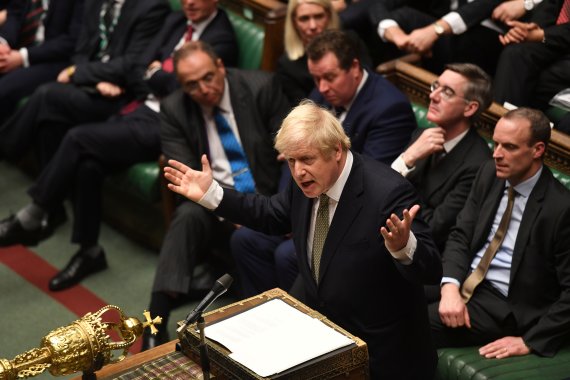보리스 존슨 영국 총리가 19일(현지시간) 런던 하원에서 연설하고 있다.로이터뉴스1