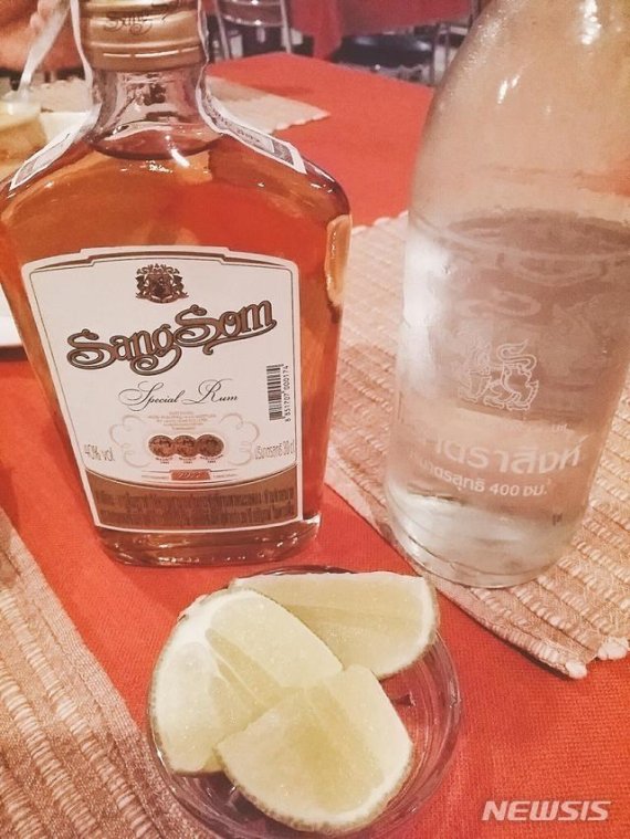 [태국 치앙라이=뉴시스] 쌩쏨(sangsom)은 태국의 국민 술이라 불리는 럼이다. 얼음잔에 쌩쏨과 탄산수를 넣은 뒤 라임즙을 짜 넣는 게 내가 쌩쏨을 즐기는 방법이다.