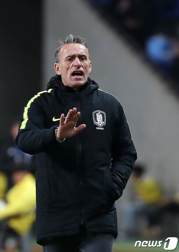 18일 오후 부산시 연제구 아시아드주경기장에서 열린 2019 동아시아축구연맹(EAFF) 풋볼 챔피언십(동아시안컵) 남자부 3차전 한국과 일본의 경기 후반전, 파울루 벤투 감독이 선수들에게 작전 지시를 내리고 있다. 2019.12.18/뉴스1 © News1 이동해 기자