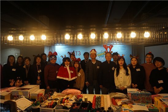 법무법인 동인 소속 변호사들이 19일 서울 중구 소공동 ‘J카페’에서 아동복지단체 위스타트와 함께 '별별 산타 캠페인'을 가졌다./사진=동인