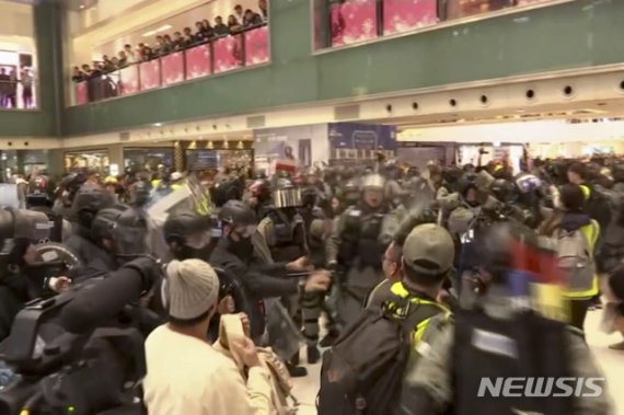 [홍콩=AP/뉴시스] 15일 홍콩 샤틴의 쇼핑몰에서 시위대와 경찰이 충돌하고 있다. 반정부 시위대가 크리스마스를 앞두고 쇼핑몰에서 시위를 벌이다 경찰과 충돌했다. 이 과정에서 16명이 경찰에 체포됐다. 2019.12.16