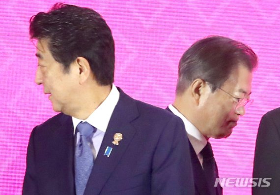 [방콕(태국)=뉴시스]지난달 방콕에서 열린 아세안+3(ASEAN+한중일) 정상회의 후 단체 사진 촬영 전 문재인 대통령이 아베 신조(安倍晋三) 일본 총리를 지나치는 모습. (사진=뉴시스DB) 2019.11.04.