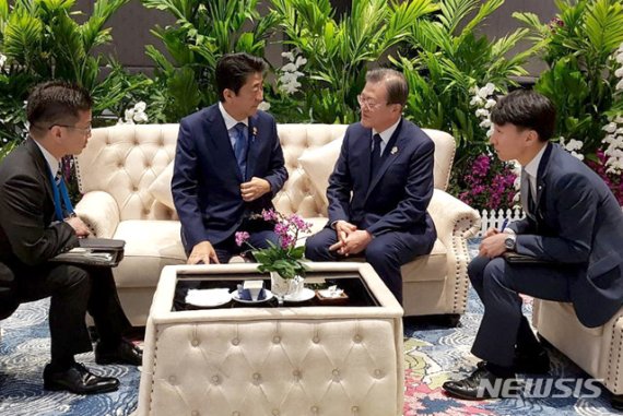 [방콕(태국)=뉴시스]지난달 방콕에서 열린 아세안+3(ASEAN+한중일) 정상회의 전 환담을 나누고 있는 문재인 대통령과 아베 신조(安倍晋三) 일본 총리의 모습. (사진=뉴시스DB) 2019.11.04.