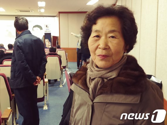 이세돌의 어머니 박양례씨가 21일 전남 신안 엘도라도 리조트에서 열린 '바디프랜드 브레인마사지배 이세돌 vs 한돌' 3국 대국장을 찾았다. 2019.12.21/뉴스1 © 뉴스1 온다예 기자