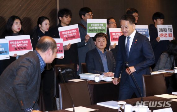 [서울=뉴시스]박능후(오른쪽) 보건복지부 장관이 29일 오전 서울 중구 더플라자호텔에서 열린 제8차 국민연금 기금운용위원회 회의에 참석하기 위해 들어서고 있다. 회의장 한편에서 참여연대 경제금융센터 관계자들이 수탁자 책임에 관한 원칙 가이드라인 재논의를 촉구하는 피켓을 들었다. (사진=보건복지부 제공) 2019.11.29.photo@newsis.com /사진=뉴시스