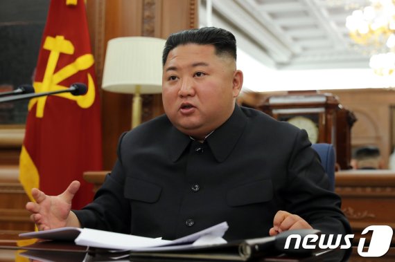 (평양 노동신문=뉴스1) = 북한 김정은 국무위원장이 노동당 중앙군사위원회 확대회의를 주재하고 '자위적 국방력을 계속 발전시키기 위한 문제＂ 등을 토의했다고 노동당 기관지 노동신문이 22일 보도했다. 이번 회의는 북한이 이달 하순 소집 예고한 노동당 전원회의 개최에 앞서 군사부문 성과 정리와 조직 재정비에 초점이 맞춰진 것으로 보인다. 당 중앙군사위원회는 군사력 강화나 군수공업 발전 등 군사 분야에 대한 모든 사업을 조직·지도하는 북한의 군사기관이다. [국내에서만 사용가능. 재배포 금지. DB 금지. For Use Only in t