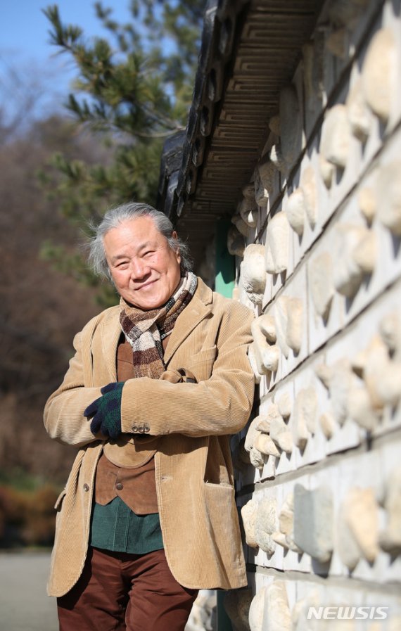 [서울=뉴시스] 김진아 기자 = 이장호 감독이 19일 서울 서대문구 일대에서 뉴시스와의 인터뷰를 위해 포즈를 취하고 있다. 2019.12.19. bluesoda@newsis.com