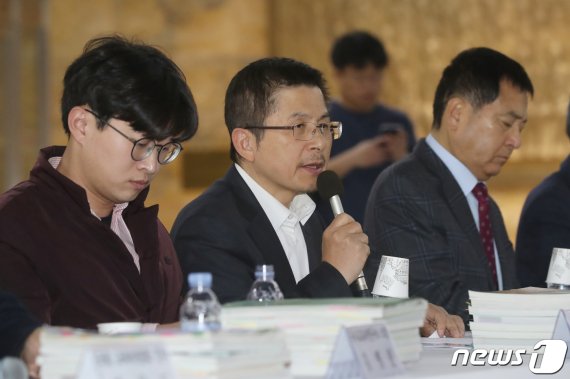 황교안 자유한국당 대표가 22일 오후 서울 여의도 국회 로텐더홀에서 열린 문재인 정권 좌편향 교과서 긴급진단 정책간담회에서 모두발언을 하고 있다. 2019.12.22/뉴스1 © News1 임세영 기자