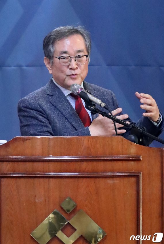 대구시 신청사가 시민참여단의 평가에 따라 달서구(옛 두류정수장 터)로 결정됐다. 김태일 대구시 신청사건립공론화위원장이 22일 대구 동구 진인동 팔공산 맥섬석유스호스텔에서 열린 대구시 신청사 건립 예정지 선정을 위한 시민참여단 평가 결과를 발표하고 있다. 2019.12.22/뉴스1 © News1 공정식 기자