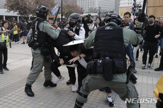 [홍콩=AP/뉴시스] 22일 홍콩 도심에서 신장위구르족 지지 시위에 참여한 시위대와 경찰이 충돌하고 있다. 이날 홍콩에서 중국 당국의 신장위구르족 인권 침해를 반대하며 위구르족과의 연대를 주장하는 시위가 최초로 열렸다. 2019.12.22