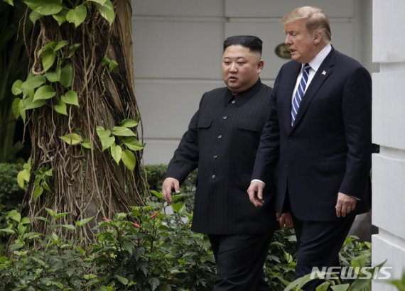 [하노이=AP/뉴시스]도널드 트럼프 미국 대통령과 김정은 북한 국무위원장이 지난 2월28일 베트남 하노이 메트로폴 호텔에서 단독 회담을 마치고 회담장 주변을 거니는 모습. 2019.12.23.