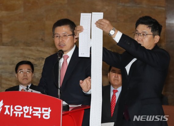 황교안 자유한국당 대표가 23일 서울 여의도 국회 로텐더홀에서 열린 당 최고위원회의에서 투표용지가 발언하고 있다. 뉴시스